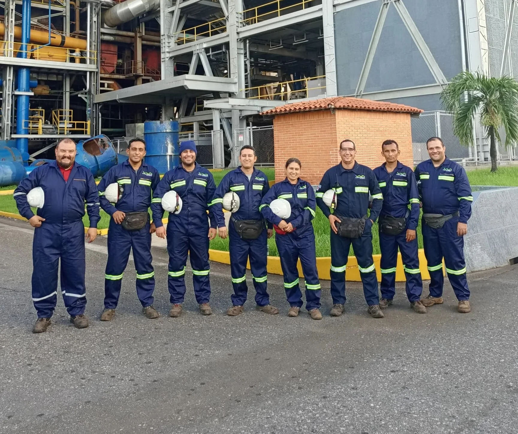 Equipo técnico manipulando herramientas de precisión